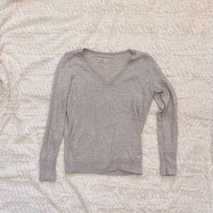 Hollister Lightweight Gray V-Neck Sweater Women’s Size M – Soft Knit Minimalist